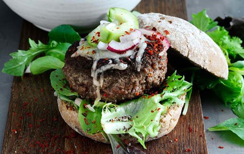 Cheeseburger med agurkesalat