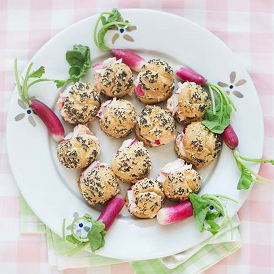 Vandbakkelser med laksesalat