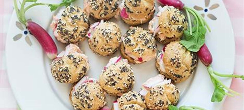 Vandbakkelser med laksesalat