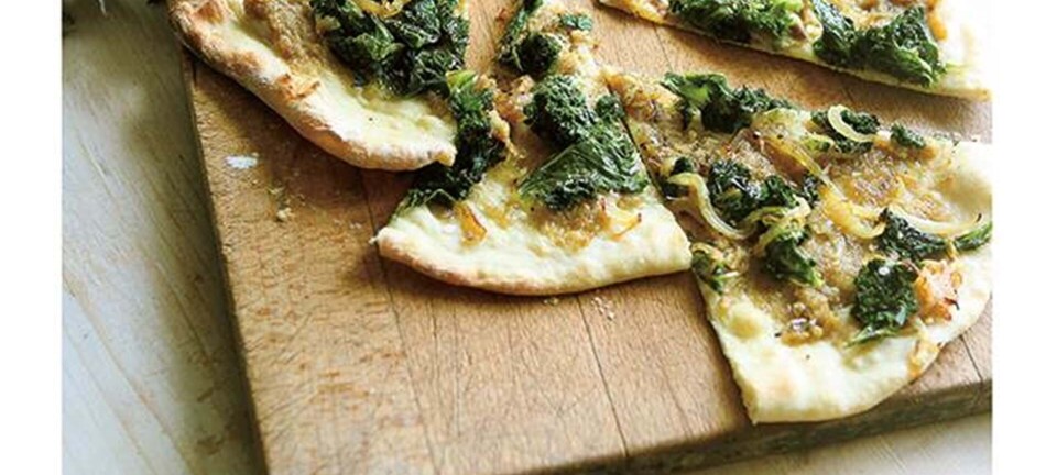 Pizza med grønkål, løg og kastanje