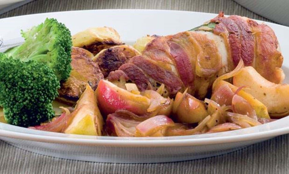 Kyllingebryst stegt med bacon og salvie