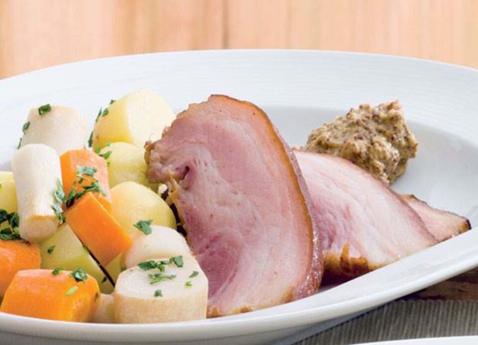 Braisseret bacon med rodfrugter og rosmarin