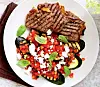 Grillede bøffer og squash med tomatsalsa