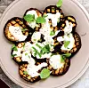 Grillet aubergine med myntedressing
