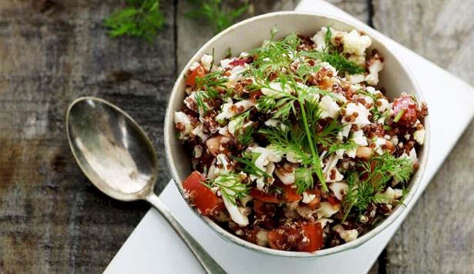 Opskrift på salat med rød quinoa, tomat, blomkål og dild