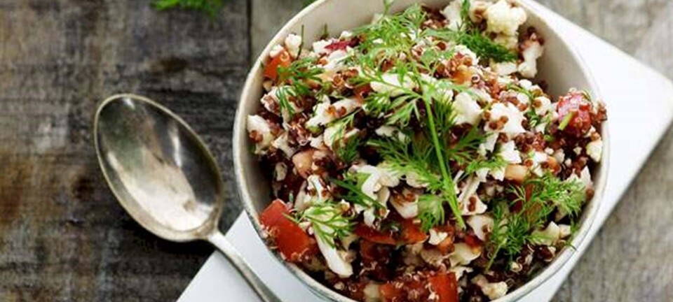 Salat af rød quinoa med tomat og blomkål og dild
