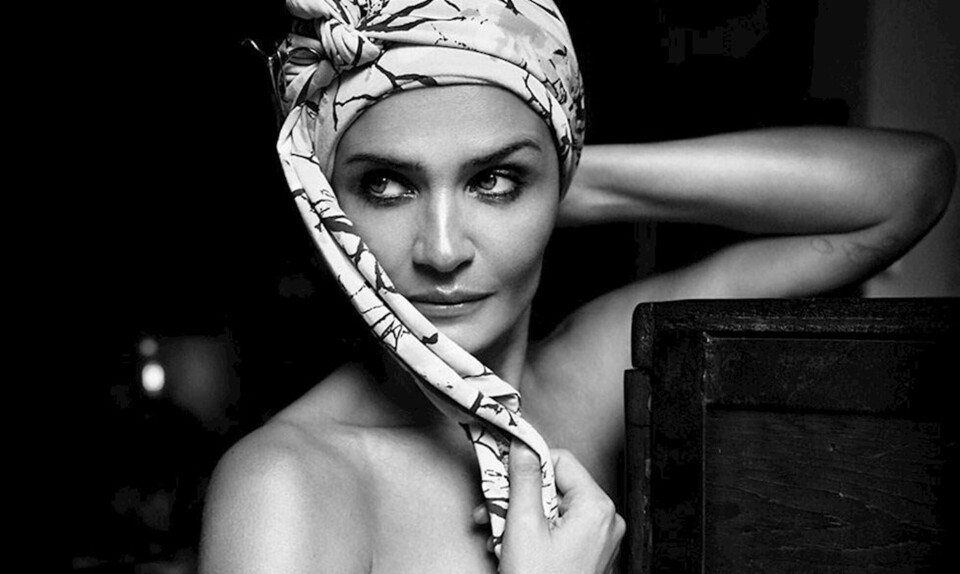 Helena Christensen demonstrerer sit talent som designer for Christine Headwear.