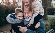 Tip til dine forældre: Pas børnebørnene og lev længere