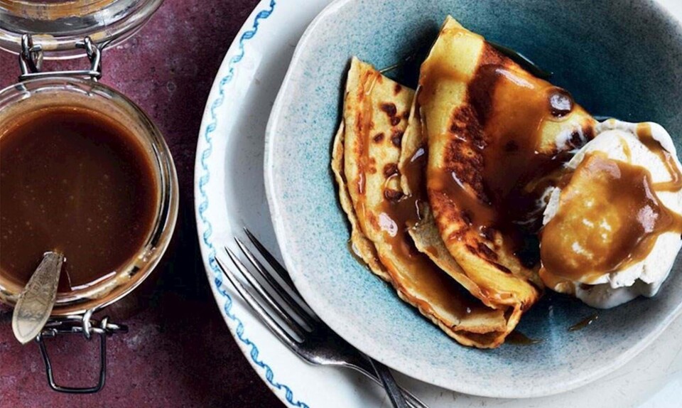 Bananpandekager med vaniljeis og butterscotch sauce