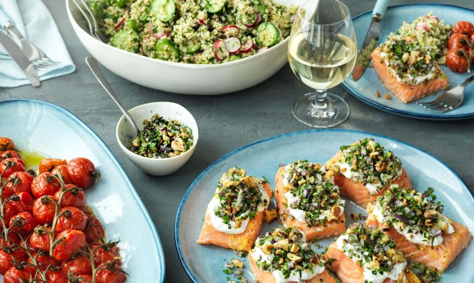 Ovnbagt laks med nødde-topping, bagte tomater og bulgursalat