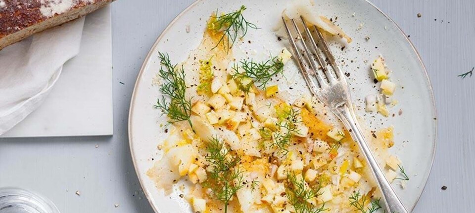 Hellefisktatar med æbler, peberrod og dild