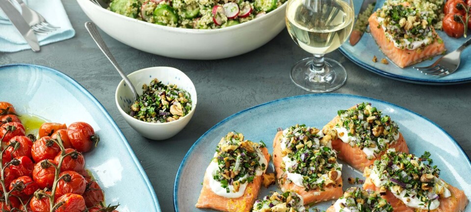 Ovnbagt laks med nødde-topping, bagte tomater og bulgursalat