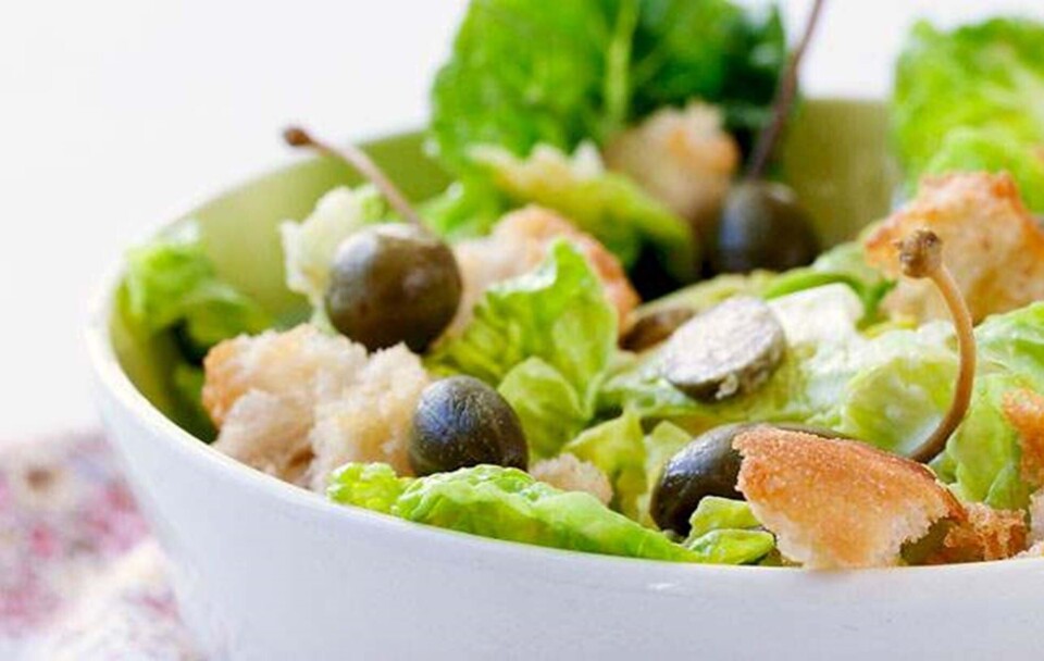 Opskrift på sprød salat med æggedressing