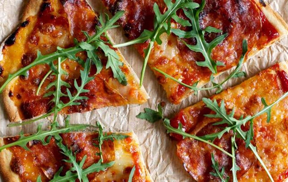 Fuldkornspizza med spegepølse og rucola