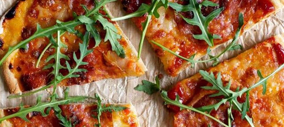 Fuldkornspizza med spegepølse og rucola
