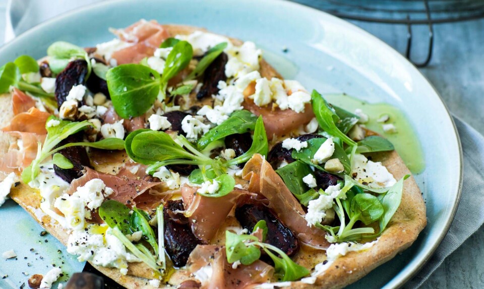 Fladbrød med rødbede, hasselnødder og frisk mozzarella