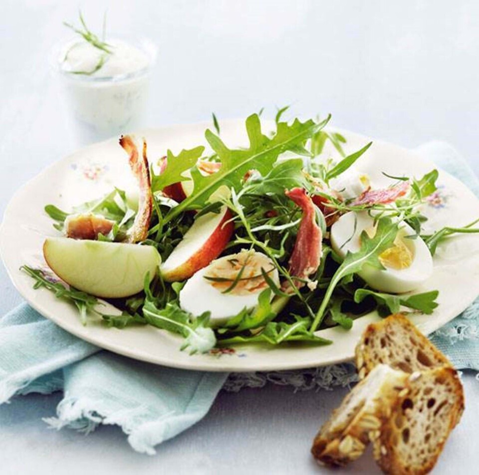 Salat med æg, bacon og æbler