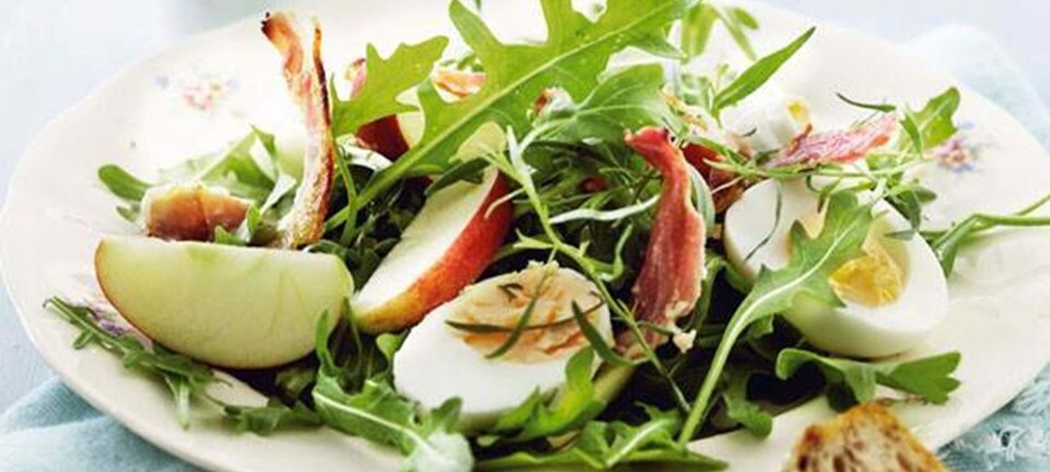 Salat med æg, bacon og æbler