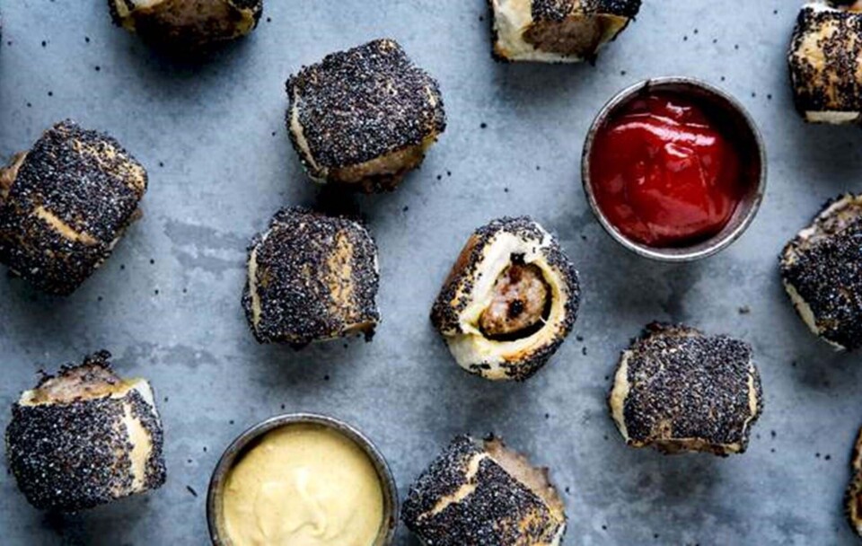 Små farsbrød med blå birkes og stærk sennep