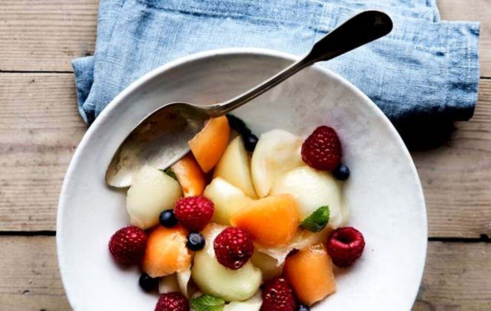 Melonmix med mynte og marinerede bær