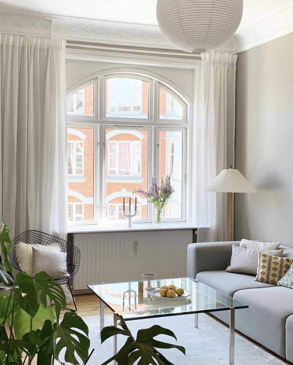 Glasbordet i stuen er også et genbrugsfund.