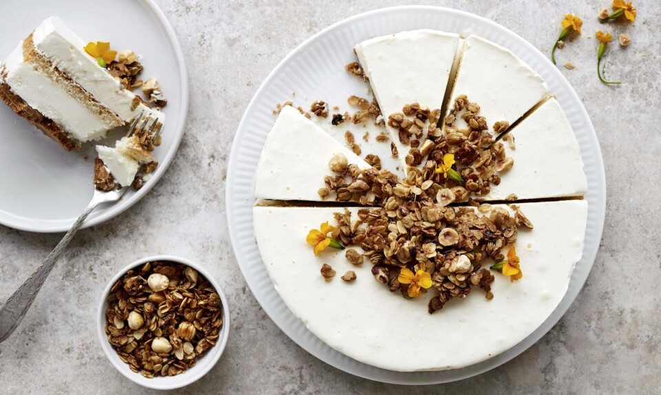 Sød sommerdessert: Islagkage med koldskål