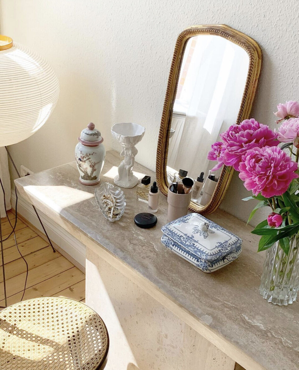 Der er så mange fine detaljer på sminkebordet, som Helene fundet på Facebook Marketplace.