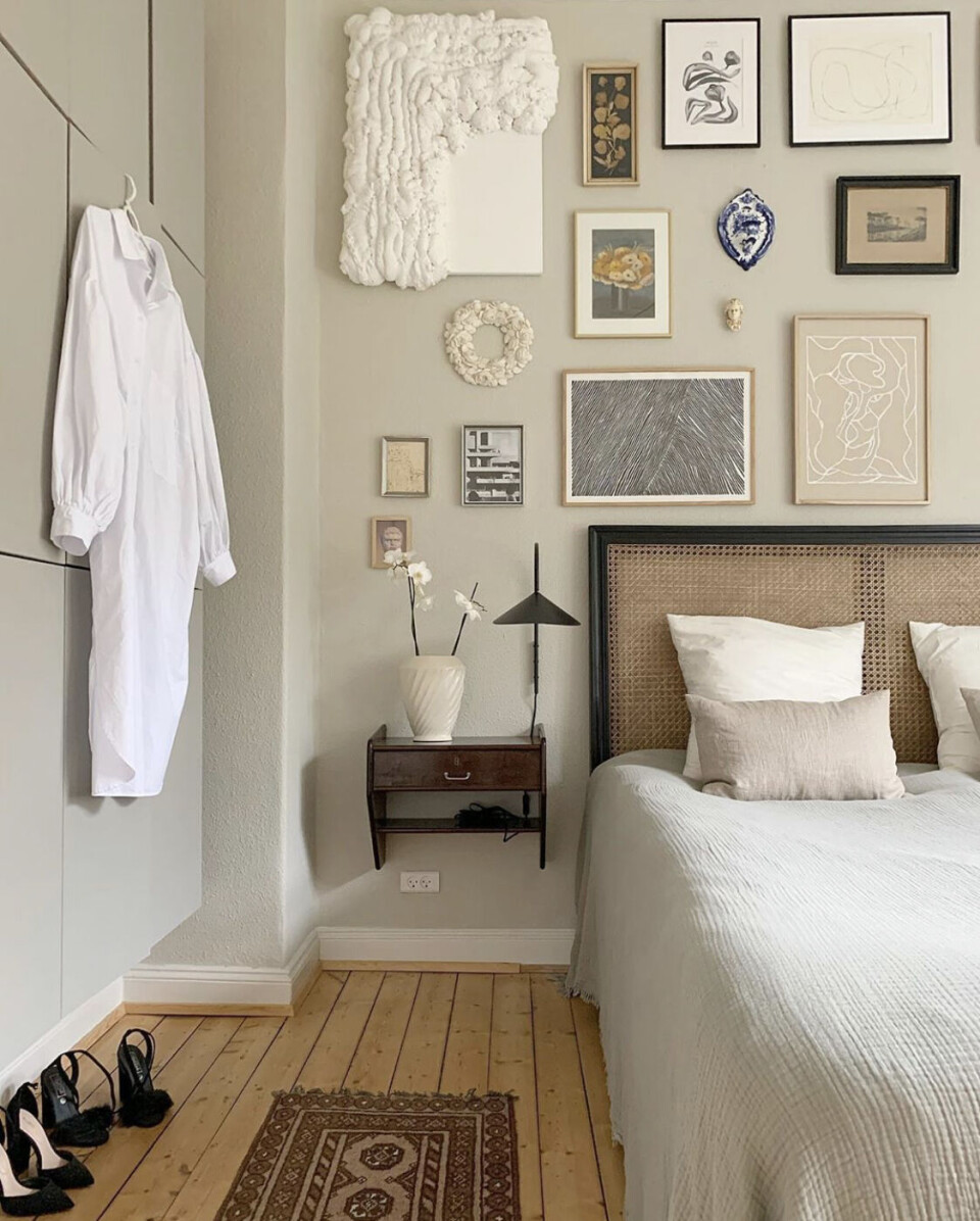 Det væghængte Ivar skab fra IKEA giver mere luft og plads i soveværelset.