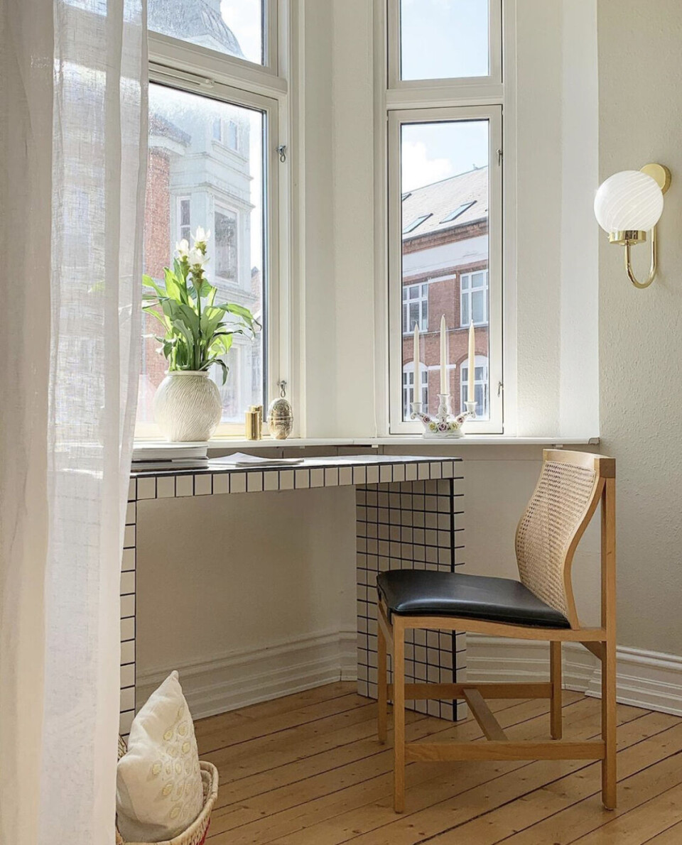 Karnap, flisebord og muranolampe