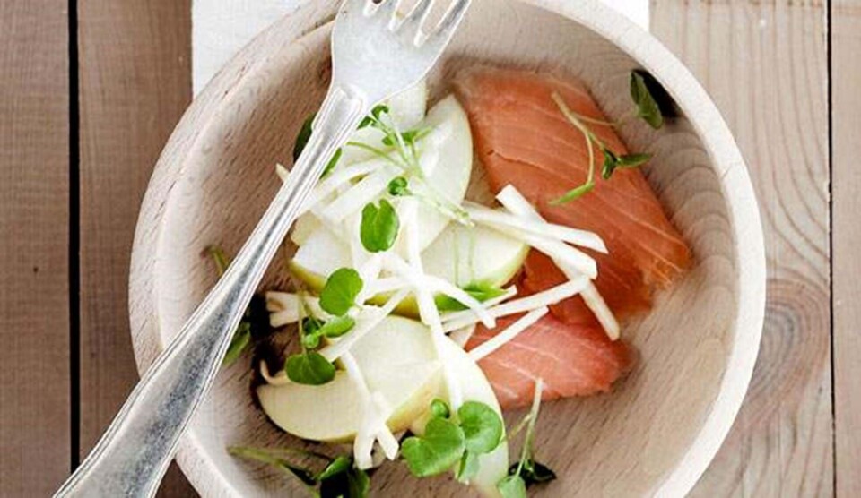 Laks opskrift med æblesalat og brøndkarse