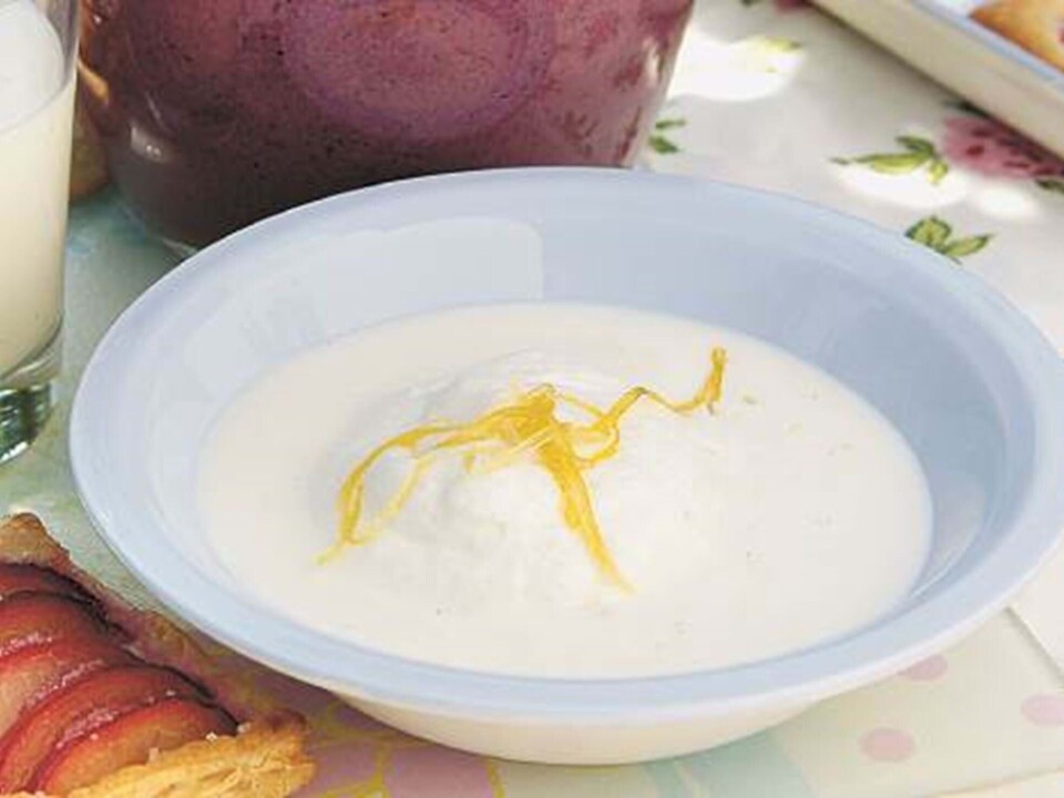 Kærnemælkskoldskål med citronskum