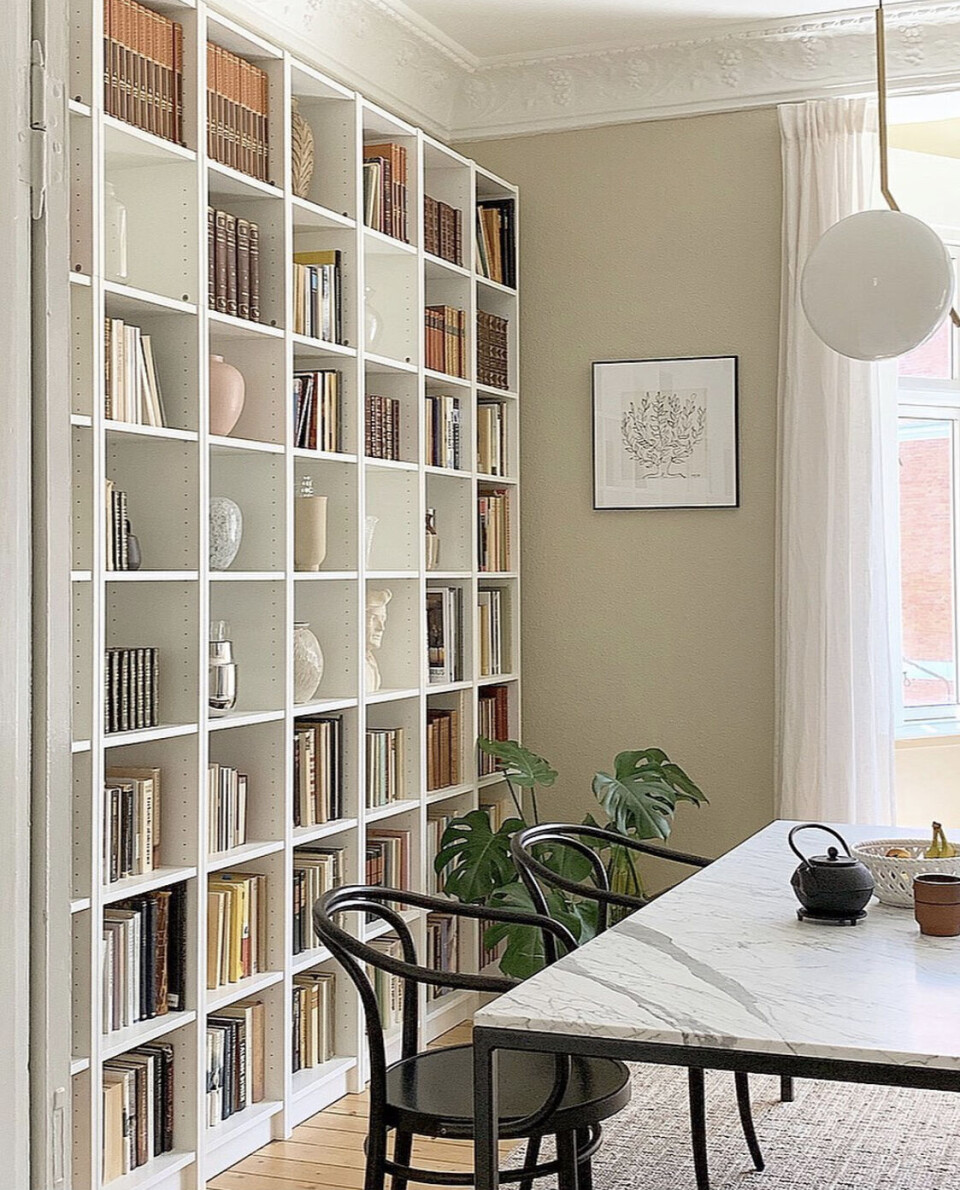 10 Billy reoler fra IKEA er blevet til en smuk væg-til-væg reol i spisestuen.
