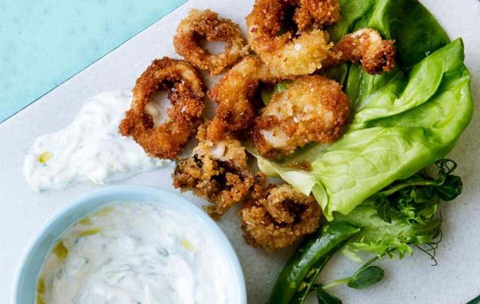 Stegte blæksprutter med tzatziki og salat