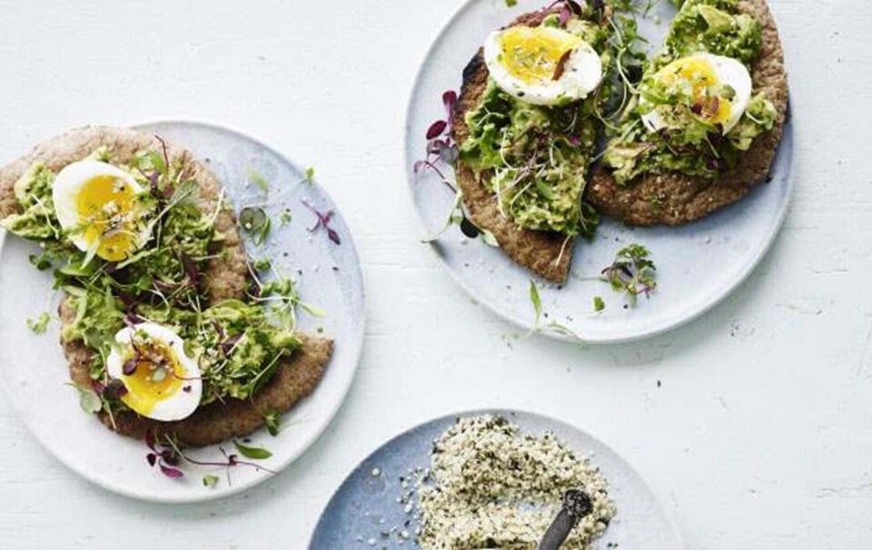Pitabrød med avocado, pesto og bløde æg