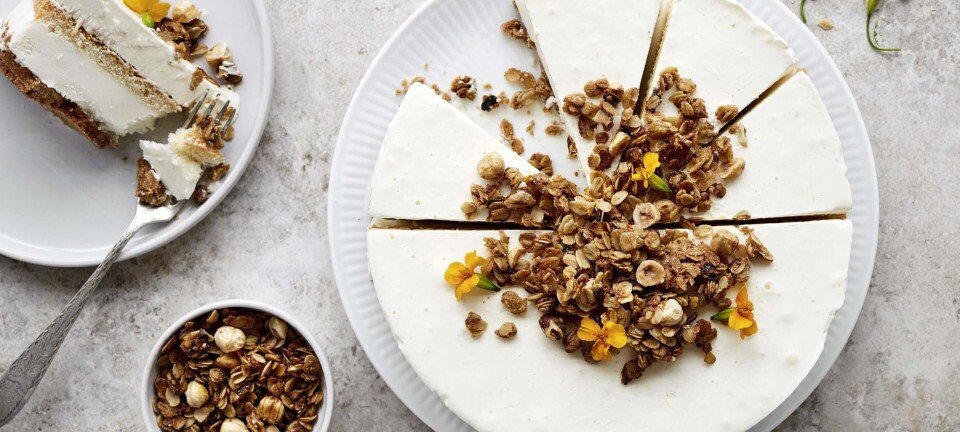 Sød sommerdessert: Islagkage med koldskål