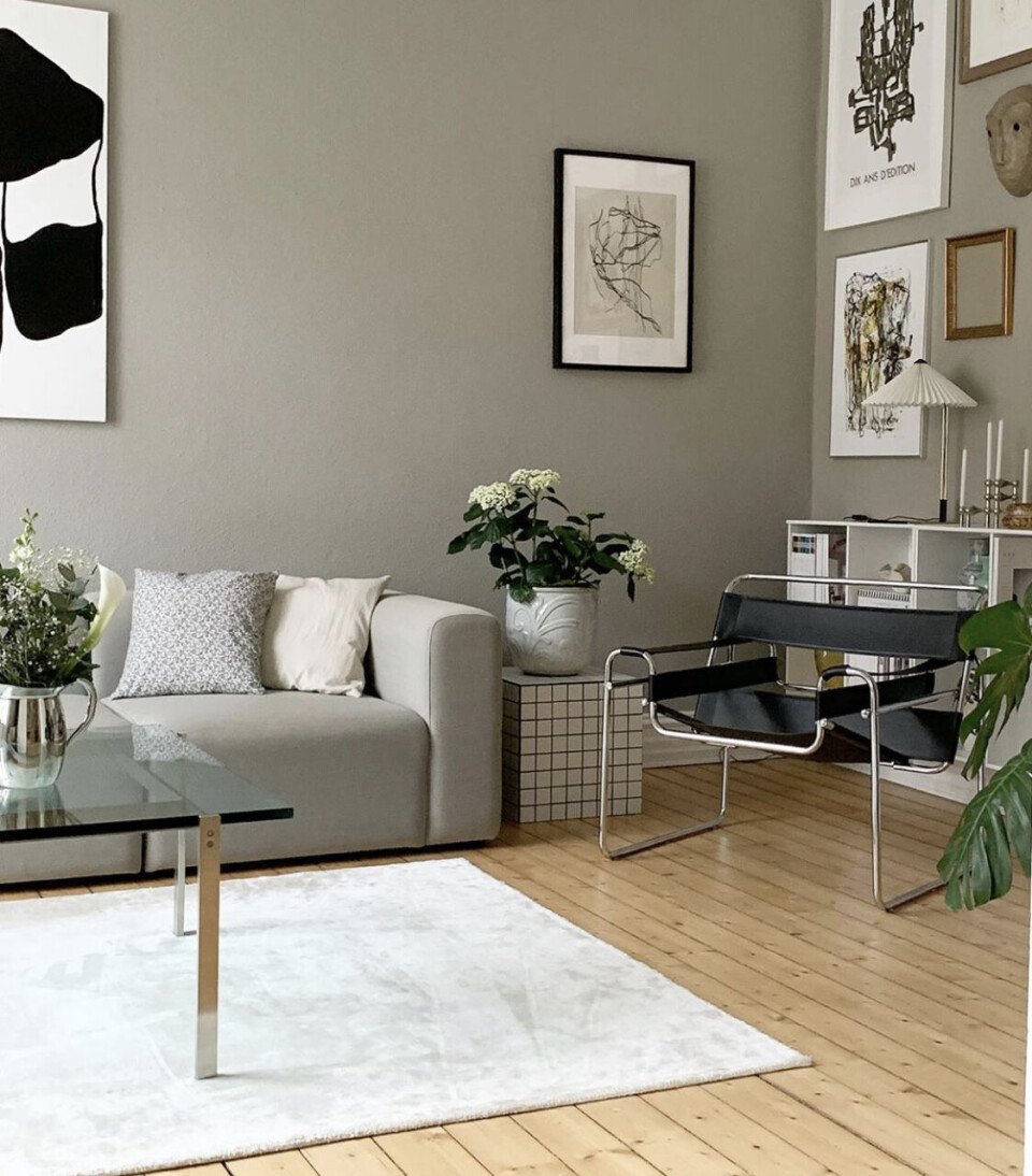 Det kubeformede flisebord har Helene og Mads selv lavet.