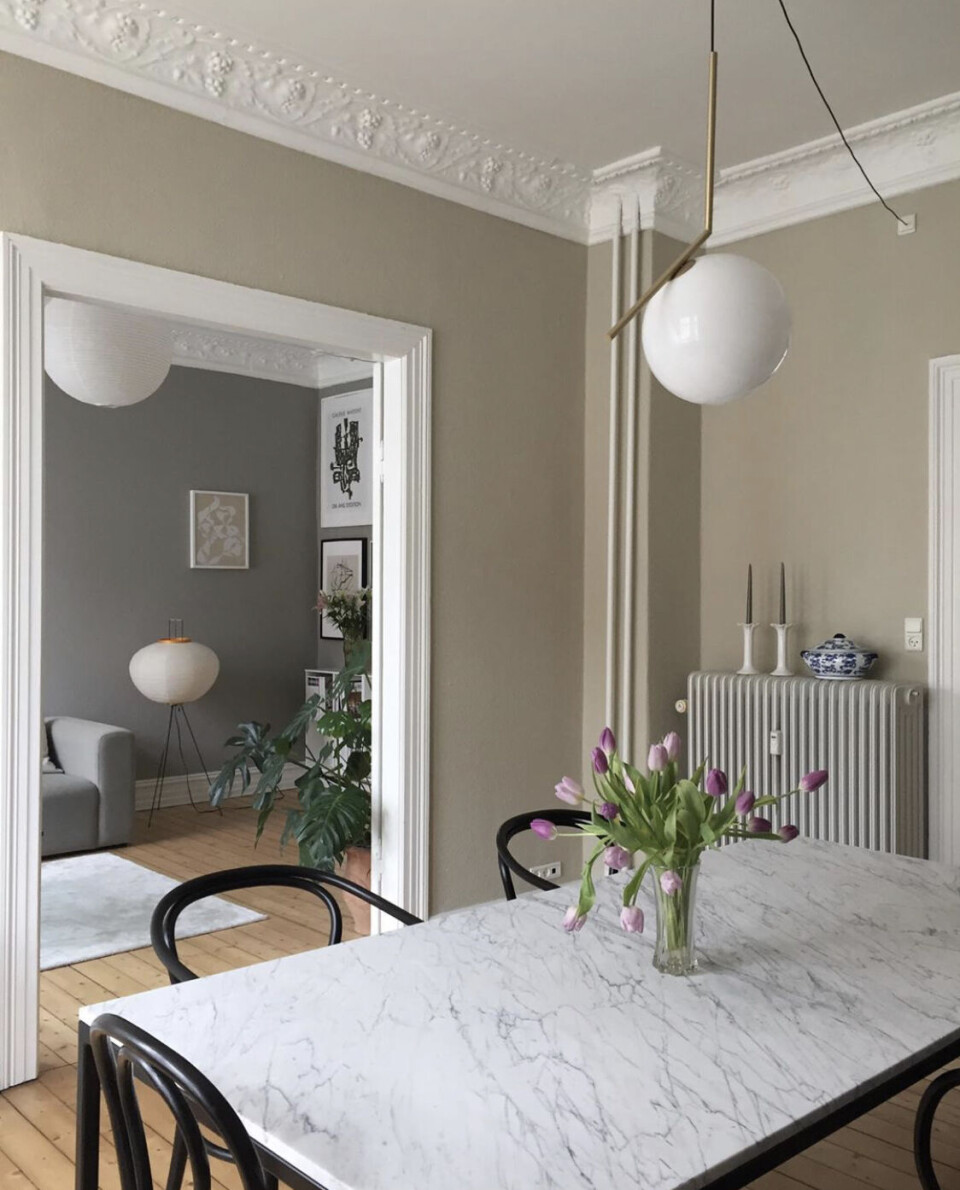 Det er Helenes stue og spisestue, der får flest likes på instagram. Marmorbordet er fra By Brix.