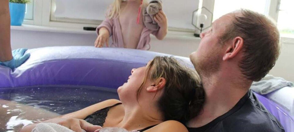 Hjemmefødsel: Elin fødte lillebror i et kar på stuegulvet, mens storesøster på 4 år heppede