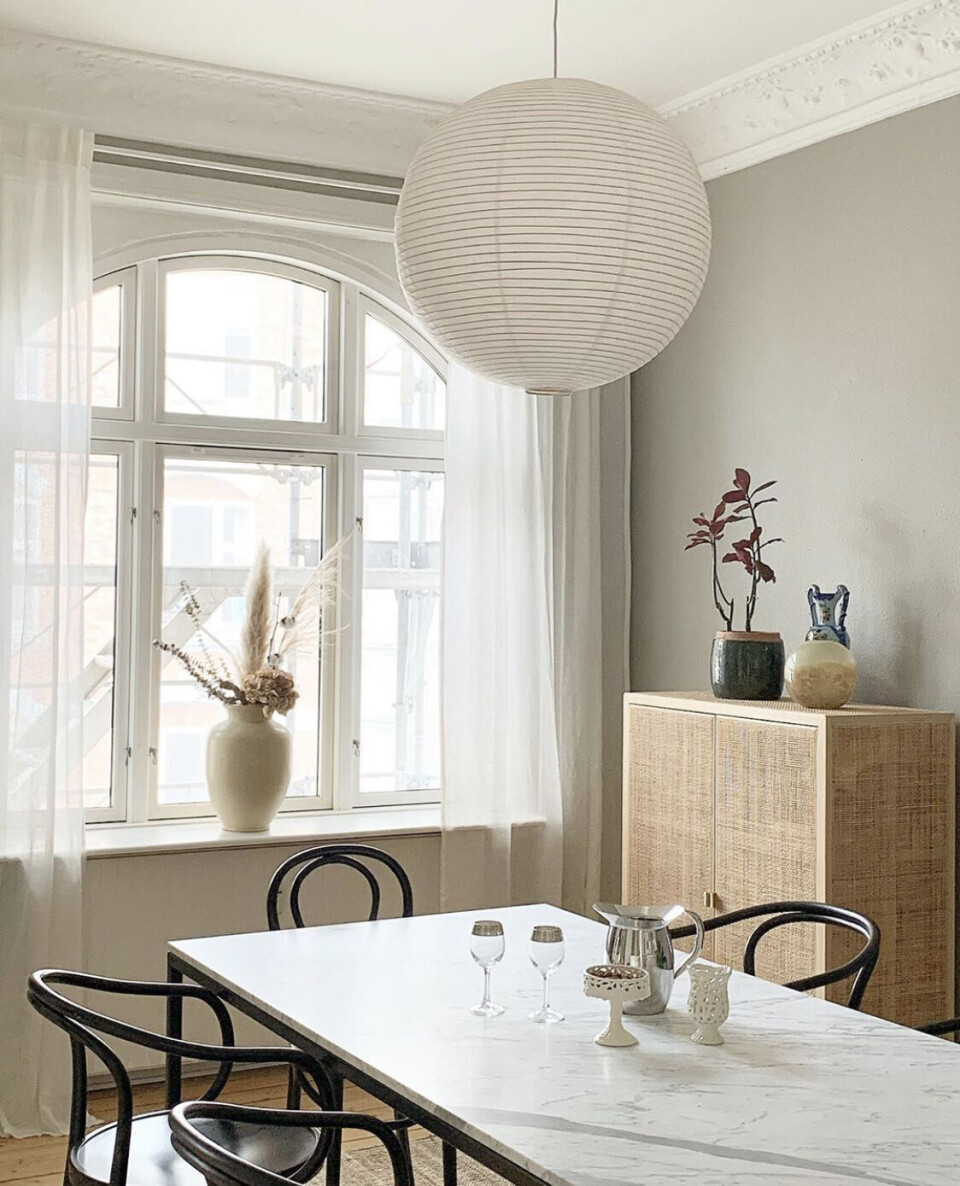Lyset i spisestuen er så smukt. Skab fra IKEA, lampe fra HAY, spisebord fra By Brix og spisebordsstole fra TON.