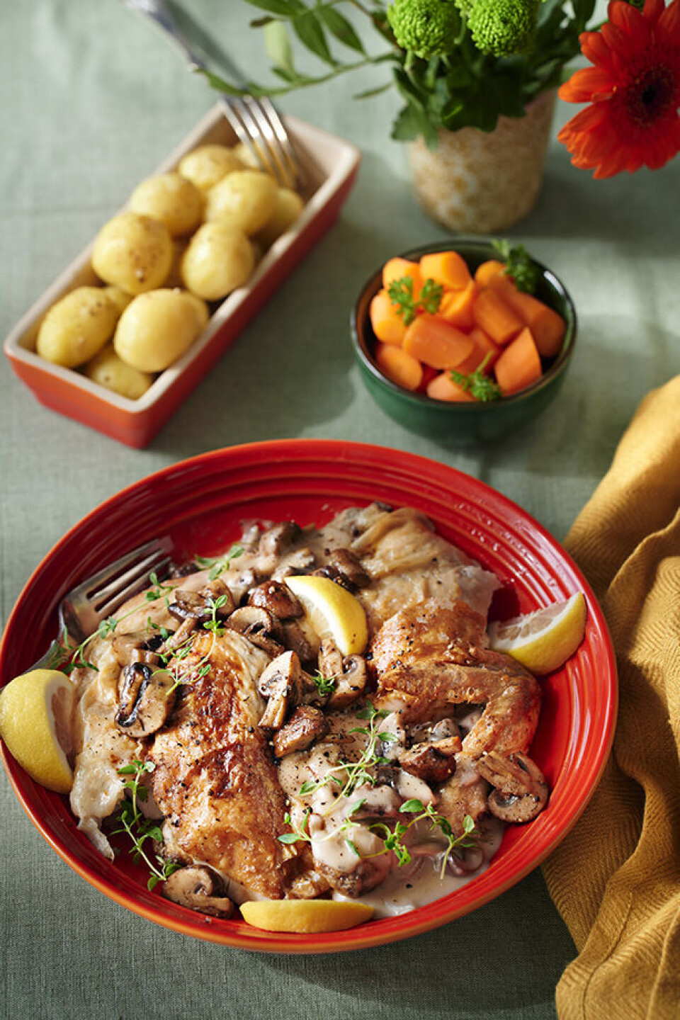 Billig mad til mange: Smørkylling med champignonsovs
