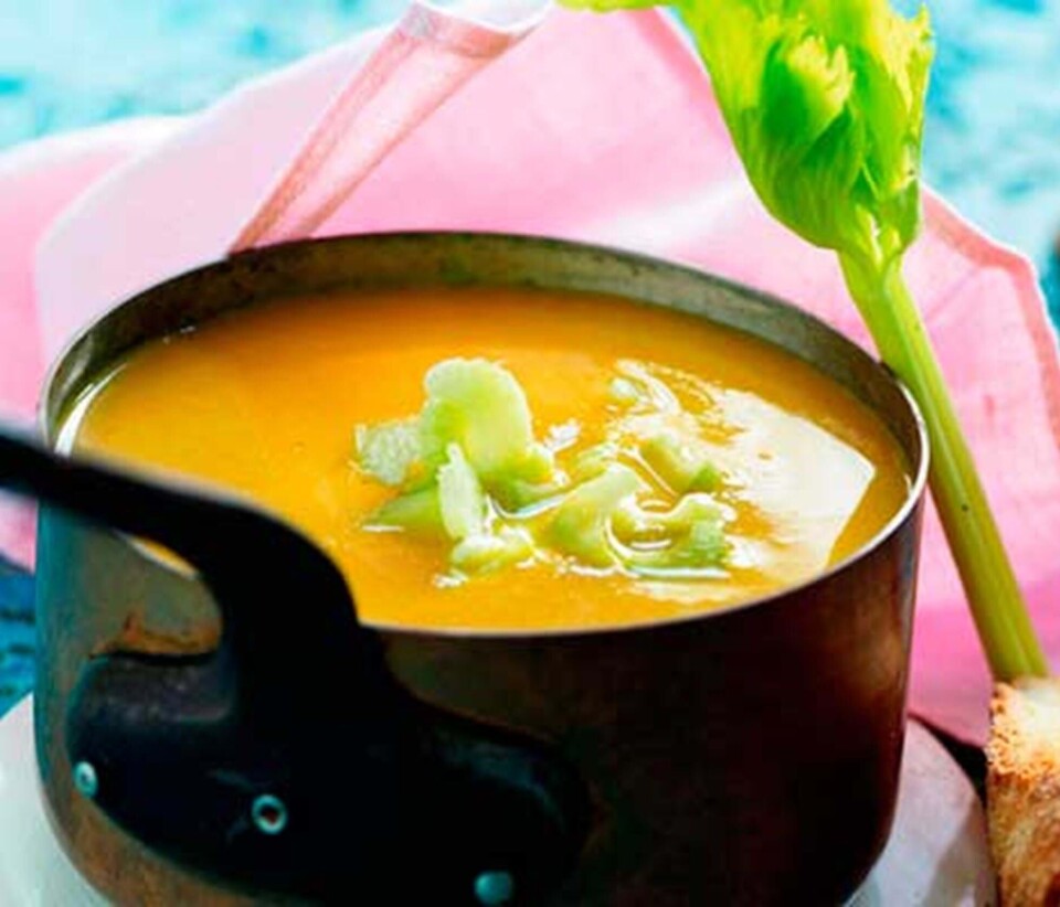 Karry-gulerod-suppe med hvidløgscroutoner