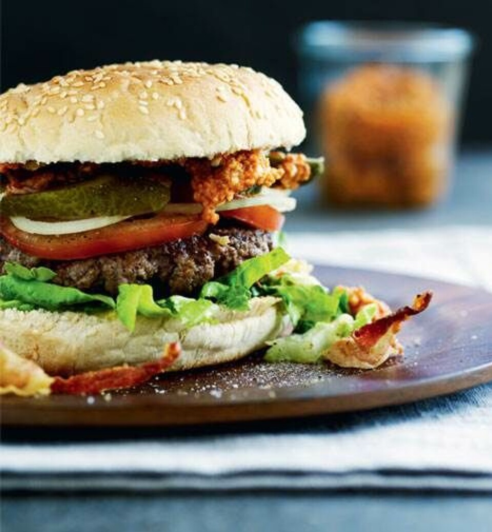 Lækker klassisk okseburger med romanescosauce