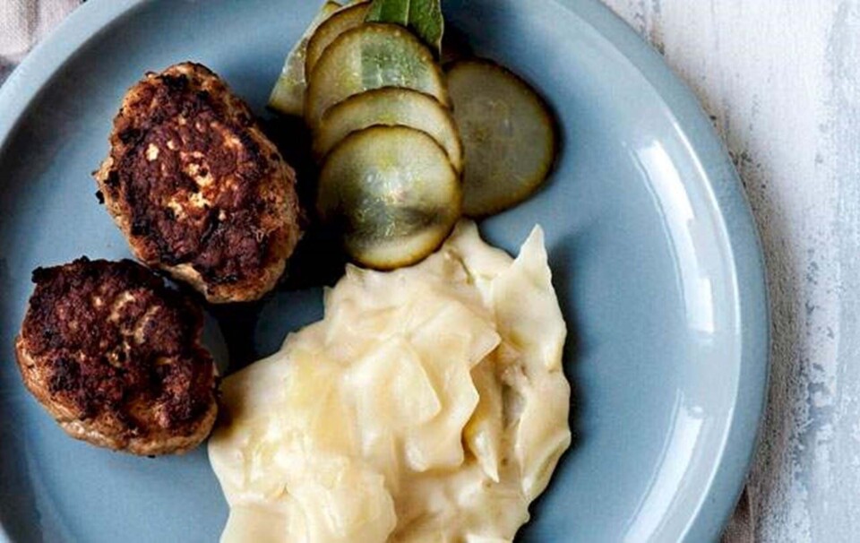 Frikadeller med stuvet hvidkål og agurkesalat