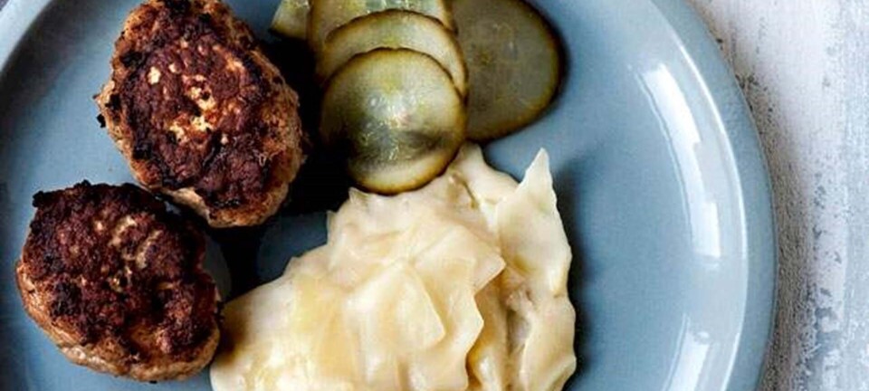 Frikadeller med stuvet hvidkål og agurkesalat