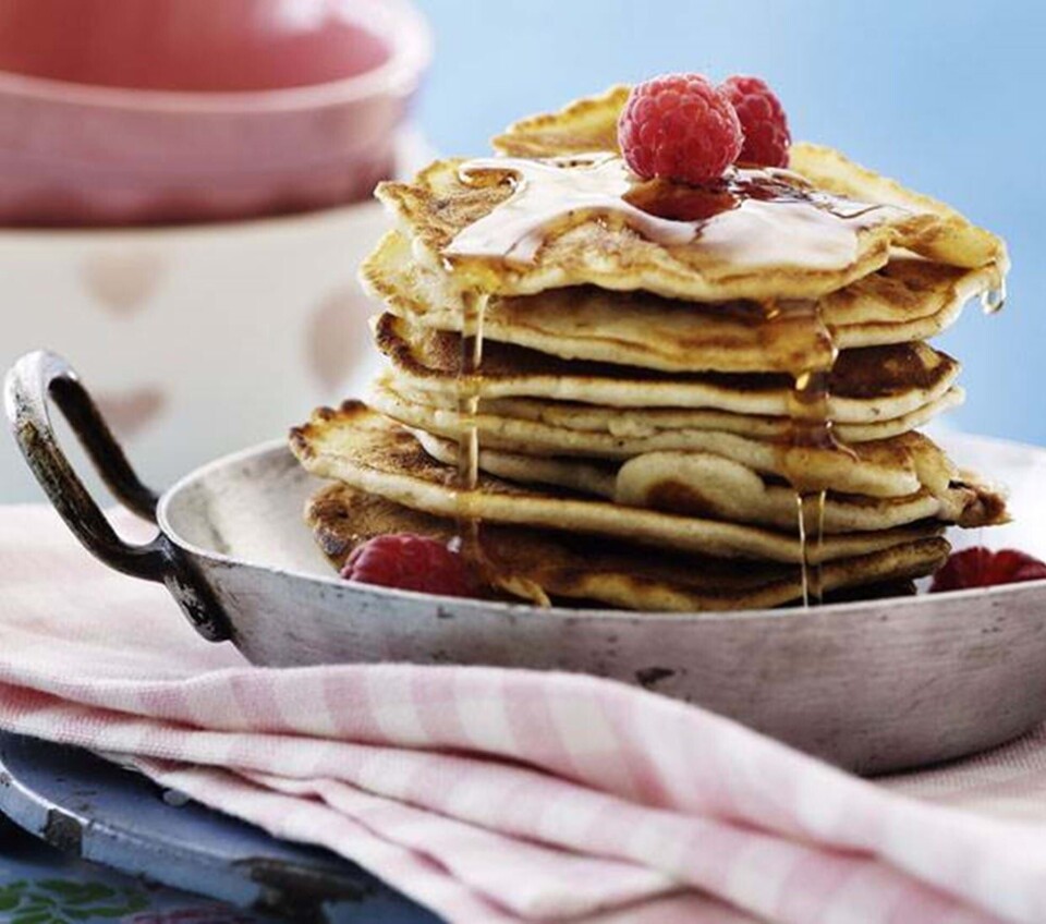 Små tykke brunchpandekager med hindbær