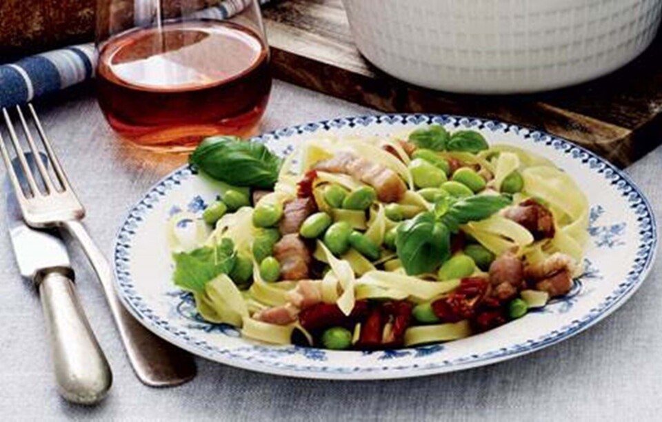 Pasta med bacon og edamamebønner