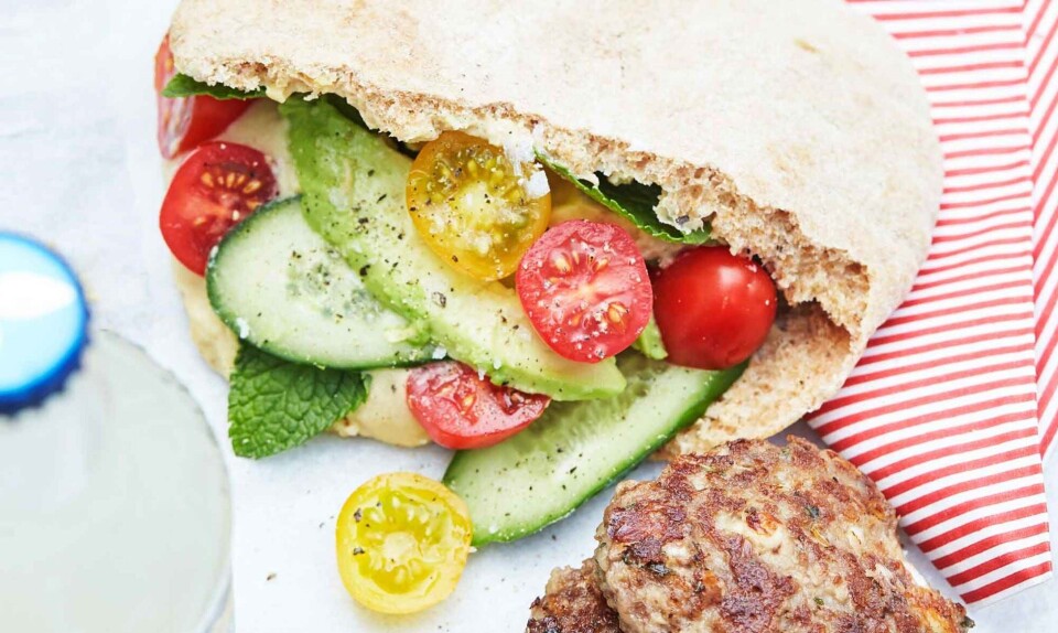 Pita med hummus og lammedeller