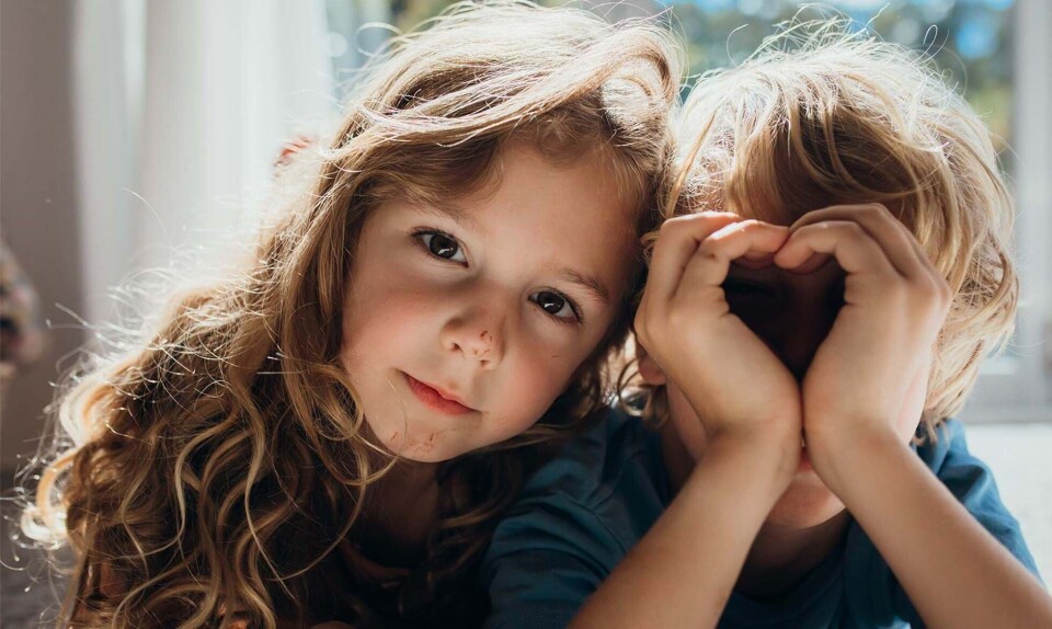 Børn der viser respekt overfor hinanden