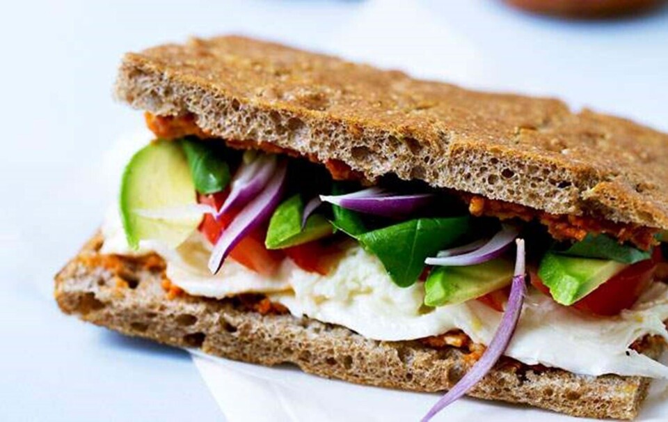 Opskrift på rugfoccacia med avocado, tomat og mozarella og rød pesto