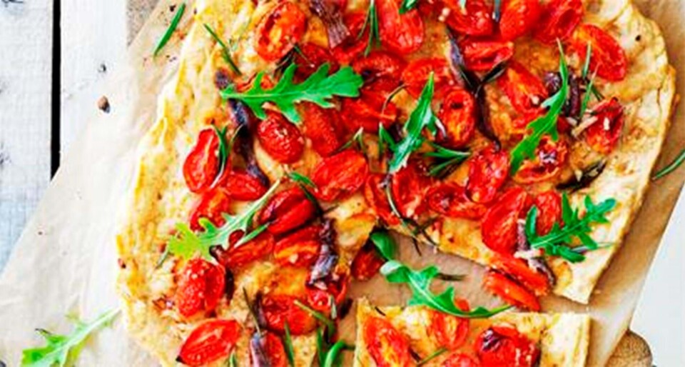 Pizza med pecorino, anjoser og tomat